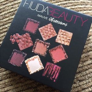 Huda Beauty “Mauve Obsessions” Eyeshadow Palette